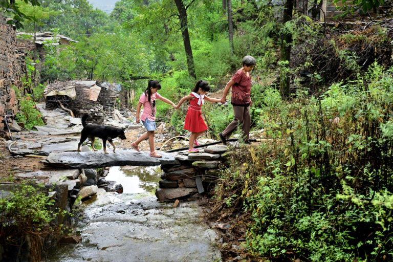 The most beautiful rural teacher - 6.Pick up and send kids
